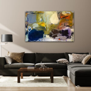 Gult, blåt og lilla abstrakt maleri i stue med sort sofa og brune vægge - 90x14cm