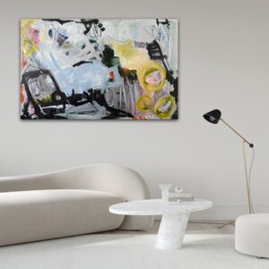Abstrakt maleri i bløde farver med sorte streger over buet sofa og rundt marmorbord i minimalistisk stue