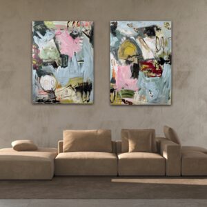 To abstrakte malerier i blå, rosa og sort hænger side om side over beige sofa i minimalistisk stue