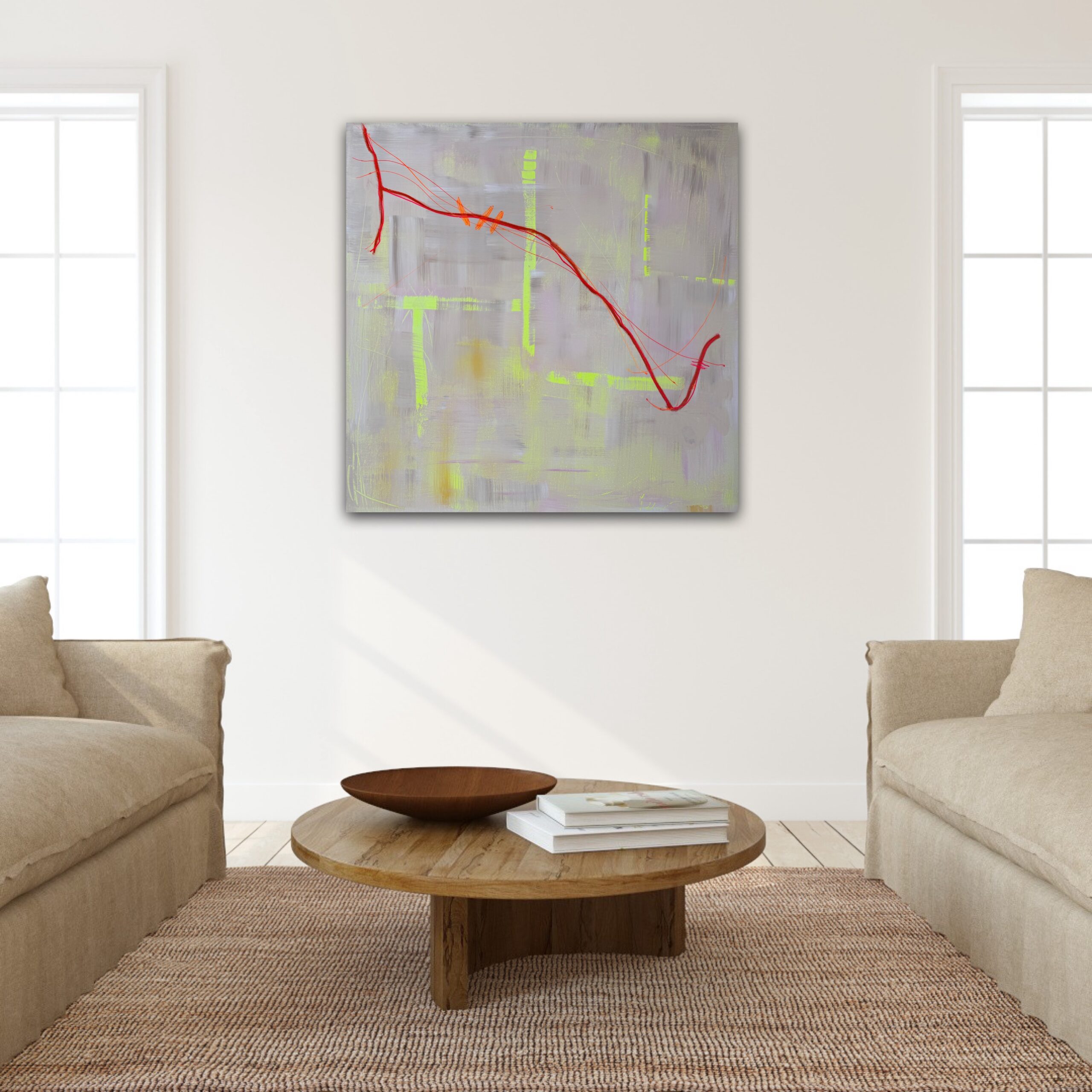 Maleri i 100x100 cm med rød streg hænger på væg mellem to lyse sofaer