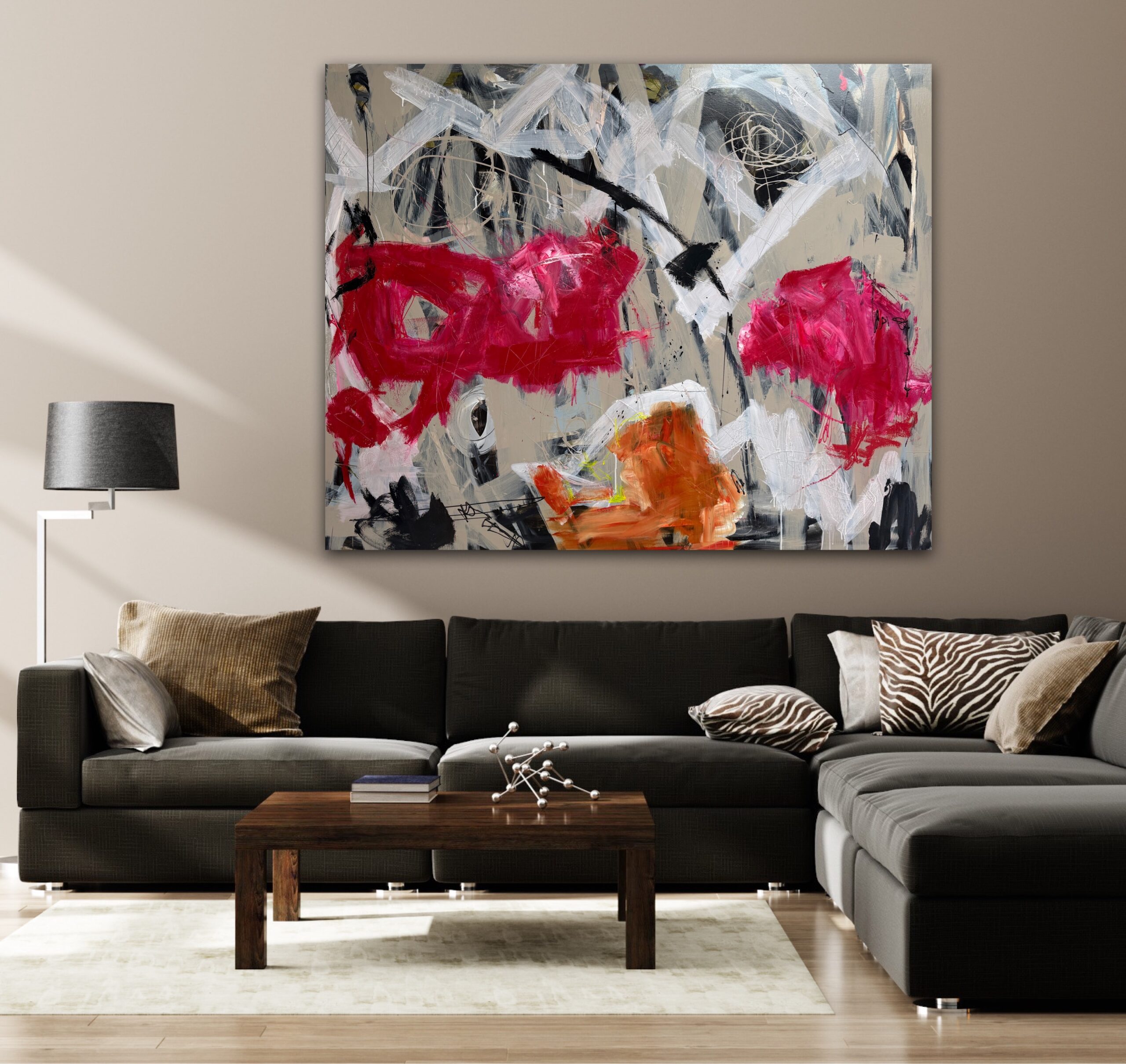 120x150 maleri med dynamiske penselstrøg hænger over sort sofa og sofabord i moderne stue