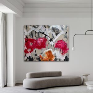 Farverigt maleri i pink og orange hænger over buet sofa i lys og moderne stue med sort loftslampe