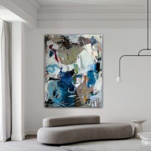Abstrakt kunst i blå og grønne nuancer hænger i stilren lounge med buet sofa