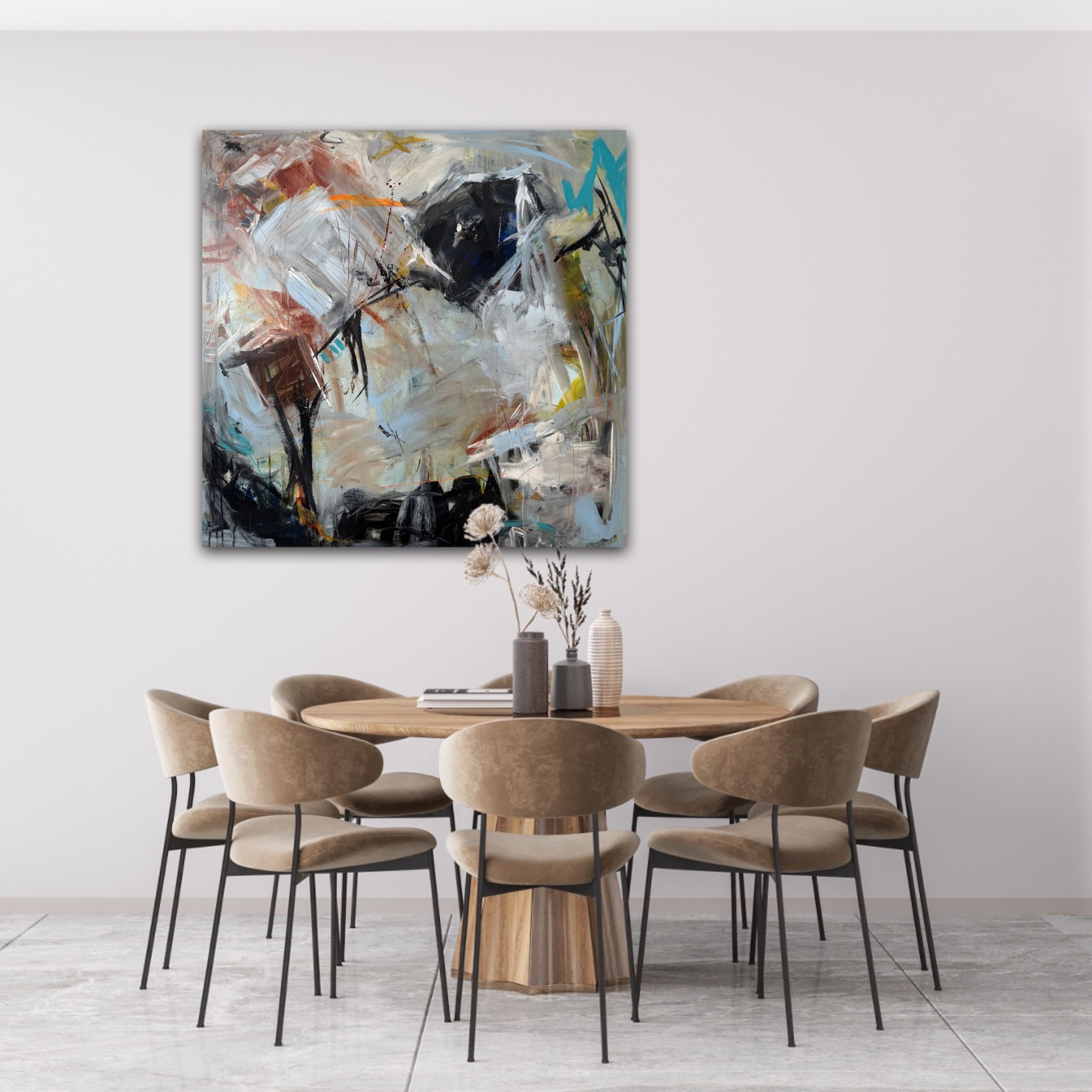 Abstrakt 100x100 cm maleri i blå og neutrale farver hænger over rundt bord